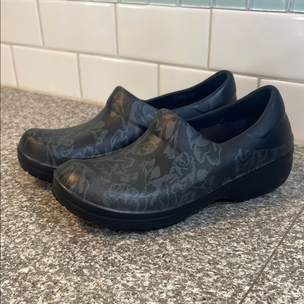 Crocs Neria Pro II Black Graphic Rose Womens 8 Slip On Work Clogs Dual Comfort